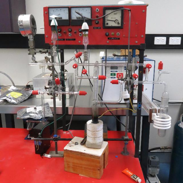 The mineral hydrogen and fluid inclusions extraction line